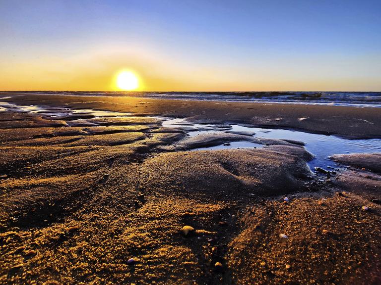 Stimmungsvoller Sonnenaufgang über der Wattlandschaft mit der Nordsee, Wyk auf Föhr, Schleswig-Holstein