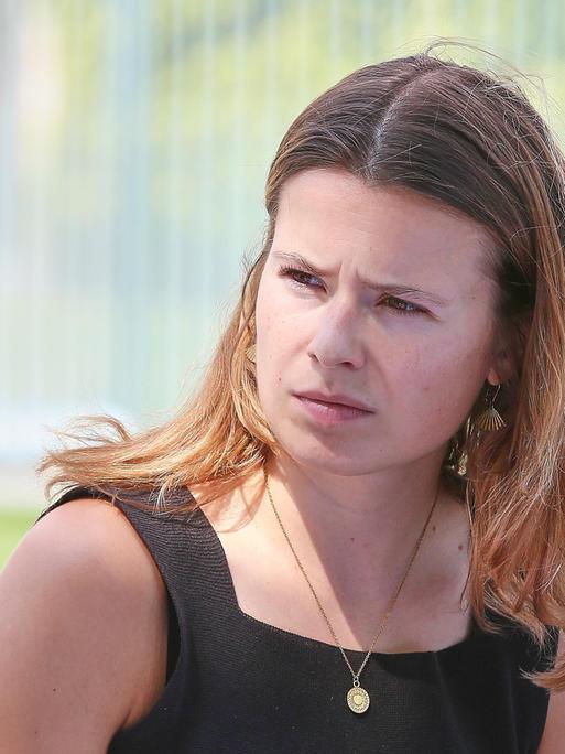 Klimabündnis fordert Hitzegipfel: Klimaschutzaktivistin Luisa Neubauer vor dem Bundeskanzleramt.