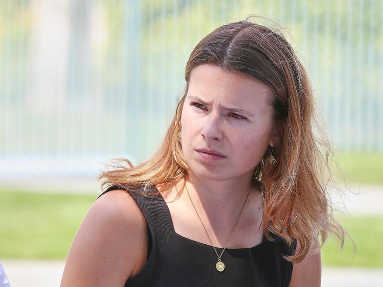 Klimabündnis fordert Hitzegipfel: Klimaschutzaktivistin Luisa Neubauer vor dem Bundeskanzleramt.