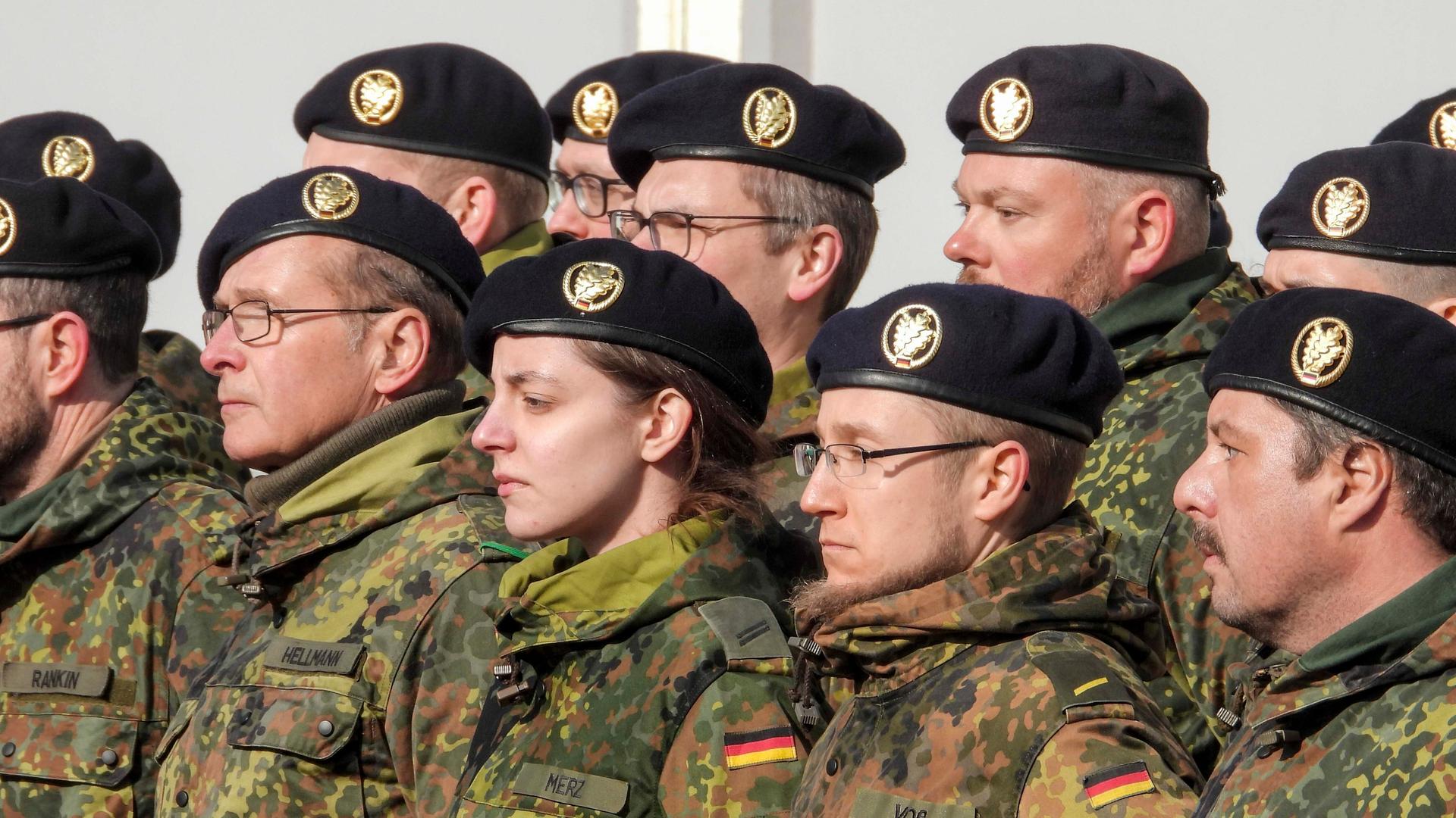 Soldaten von der Bundeswehr stehen nebeneinander. Auf dem Bild ist auch eine Soldatin zu sehen. 