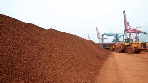 Ein Radlader im Hafen von Lianyungang in der ostchinesischen Provinz Jiangsu häuft große Mengen von Seltenen Erden zu einem weitläufigen Materialberg auf einem Hafengelände auf. Ein Radlader im Hafen von Lianyungang in der ostchinesischen Provinz Jiangsu häuft große Mengen von Seltenen Erden zu einem weitläufigen Materialberg auf einem Hafengelände auf.