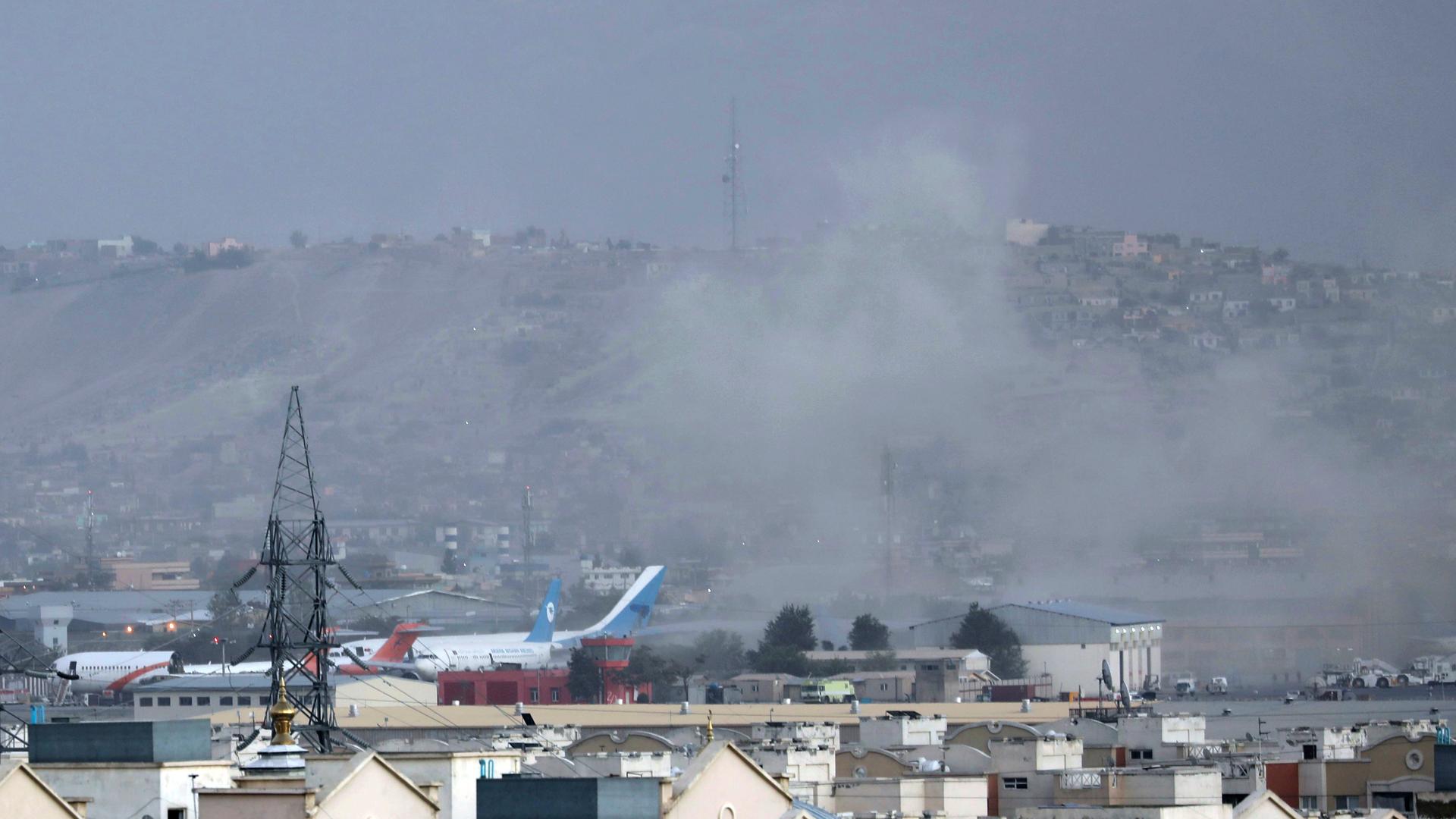 Rauch steigt von einer tödlichen Explosion vor dem Flughafen in Kabul, Afghanistan, auf, Donnerstag, 26. August 2021. Rauch steigt von einer tödlichen Explosion vor dem Flughafen in Kabul, Afghanistan, auf, Donnerstag, 26. August 2021.