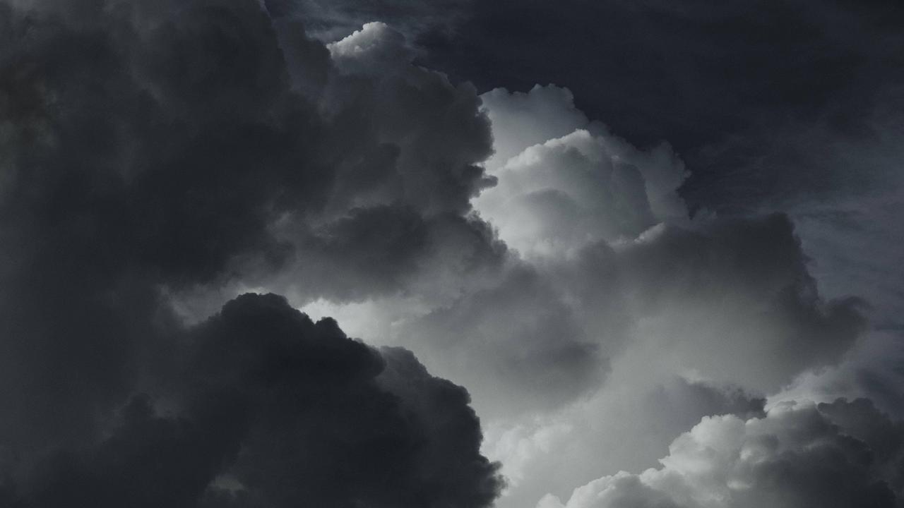 Ein Foto von dunklen, bedrohlich wirkenden Wolken Ein Foto von dunklen, bedrohlich wirkenden Wolken