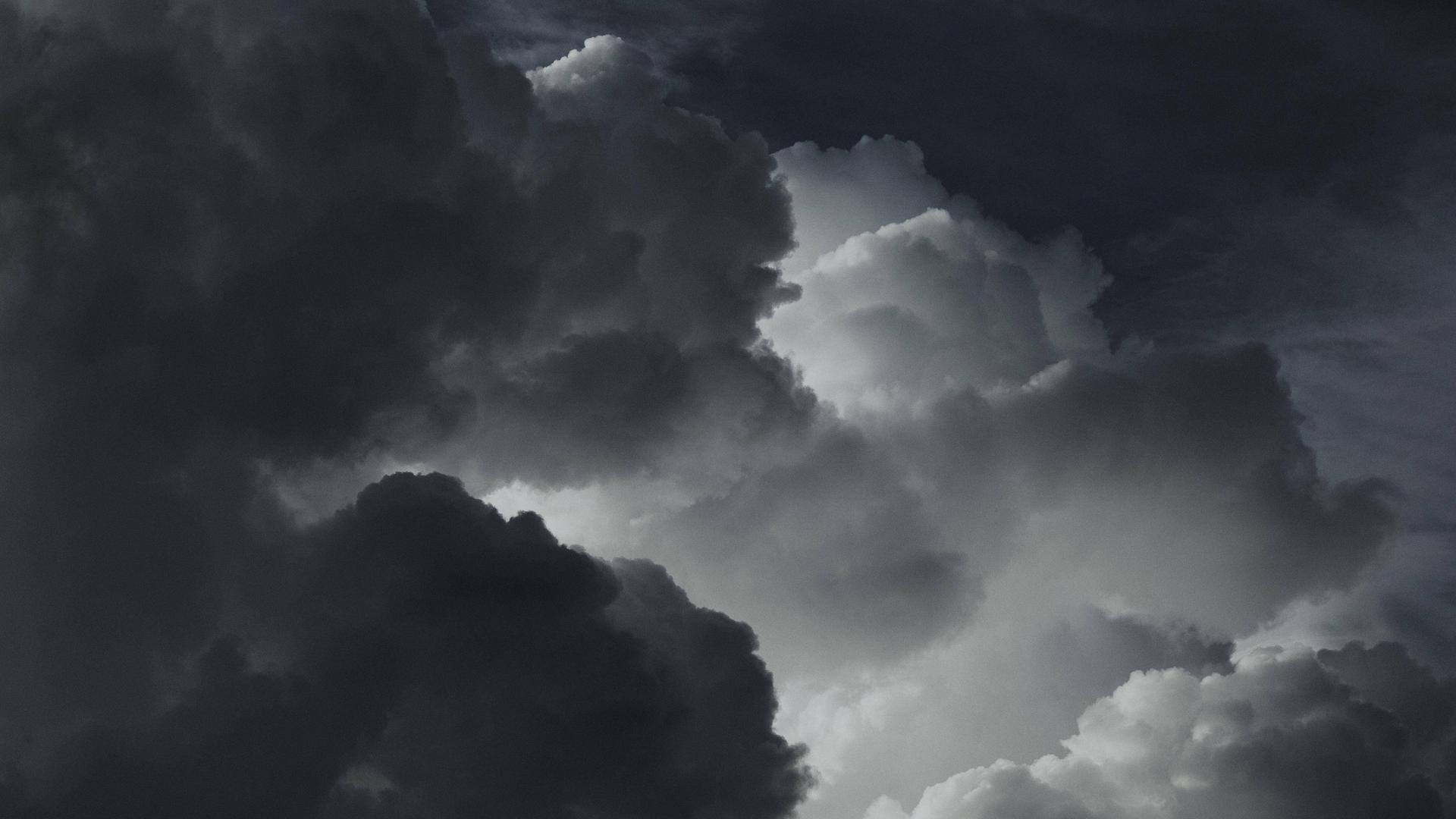 Ein Foto von dunklen, bedrohlich wirkenden Wolken
