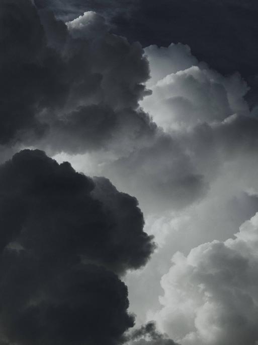 Ein Foto von dunklen, bedrohlich wirkenden Wolken
