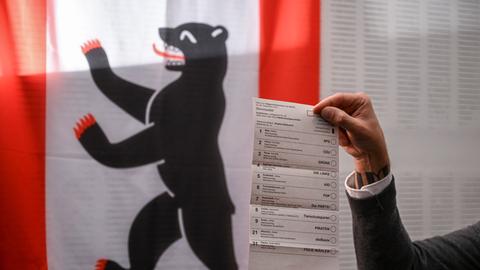 Ein Mann hält den Stimmzettel für die Erststimme in den Händen. Zum Beginn der Briefwahl für die Berliner Wiederholungswahlen am 12. Februar werden bei einem Pressetermin im Rathaus Zehlendorf die Vorbereitungen vorgestellt.