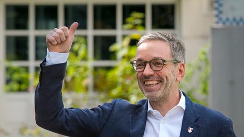 Herbert Kickl, von der FP, winkt als er bei bei der Wahl in Pukersdorf in Österreich ankommt