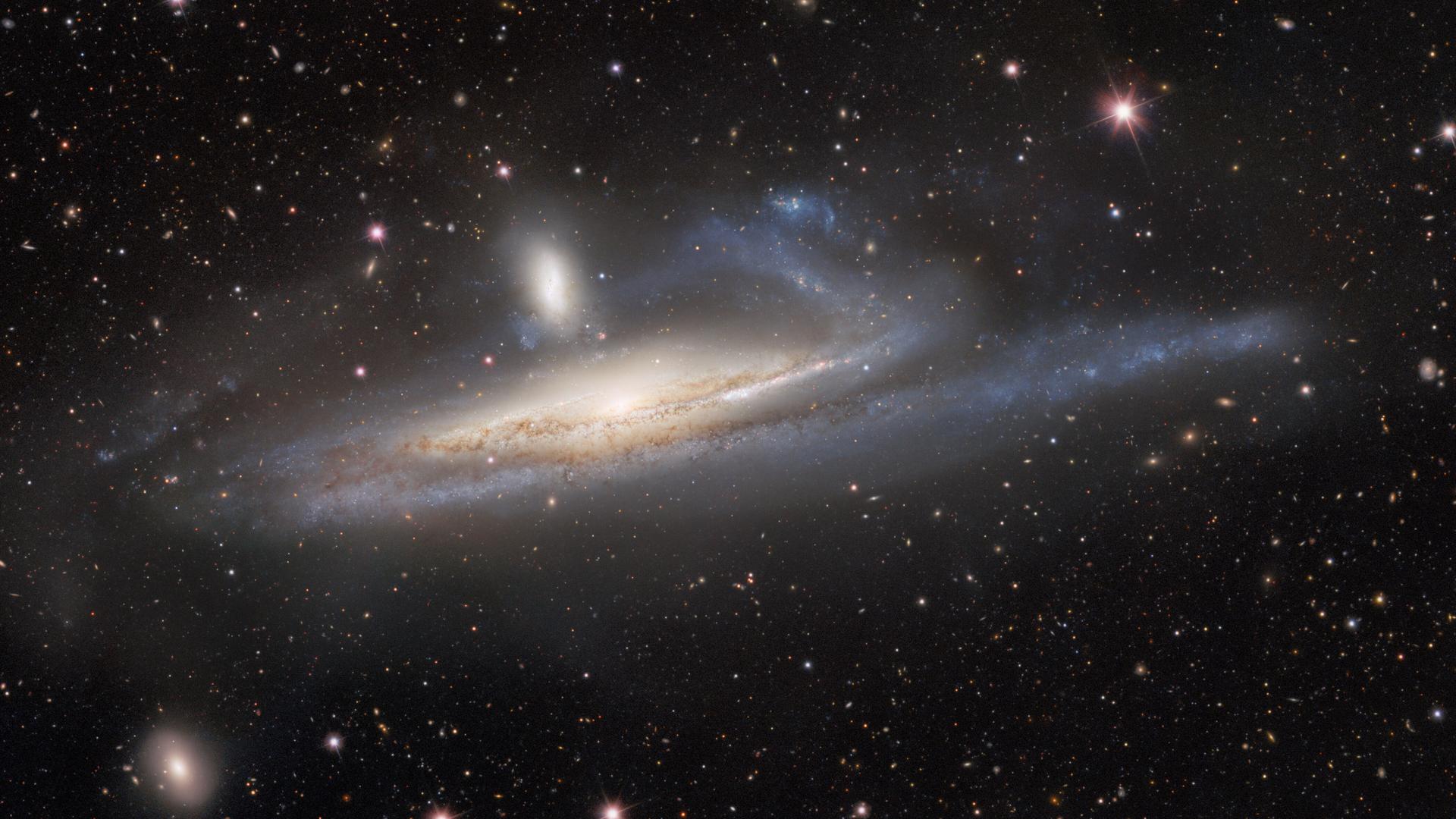 Das Foto zeigt zwei Galaxien im All. Das Foto zeigt zwei Galaxien im All.