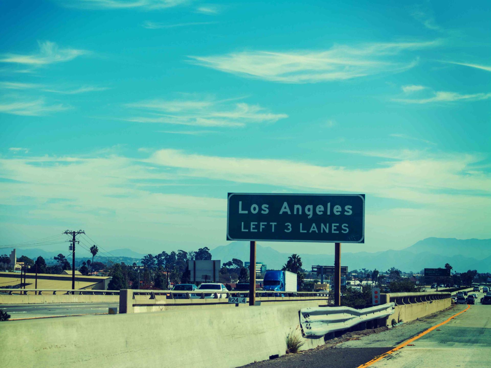 Bild einer Straße in Los Angeles mit einem Straßenschild "Los Angeles LEFT 3 LANES".