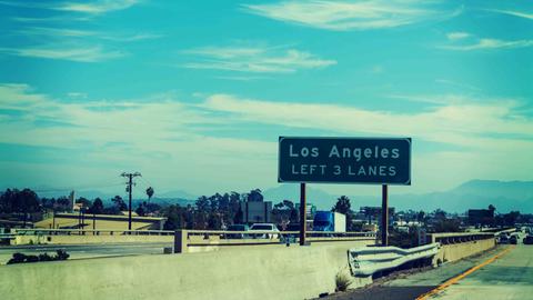Bild einer Straße in Los Angeles mit einem Straßenschild "Los Angeles LEFT 3 LANES".