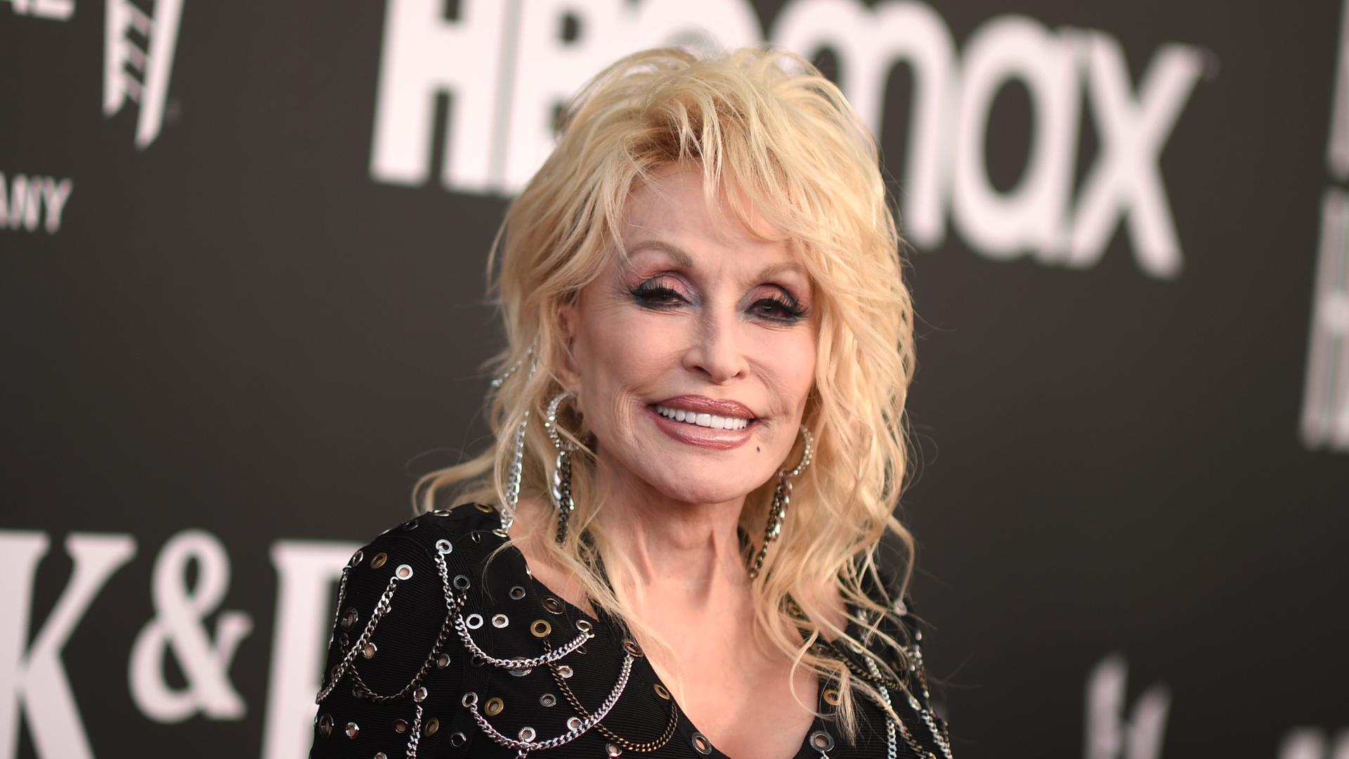 Dolly Parton kommt zur Einführungszeremonie der Rock & Roll Hall of Fame 2022 ins Microsoft Theater. Dolly Parton kommt zur Einführungszeremonie der Rock & Roll Hall of Fame 2022 ins Microsoft Theater.