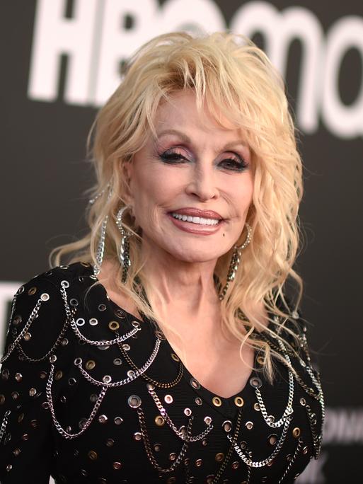 Dolly Parton kommt zur Einführungszeremonie der Rock & Roll Hall of Fame 2022 ins Microsoft Theater. Dolly Parton kommt zur Einführungszeremonie der Rock & Roll Hall of Fame 2022 ins Microsoft Theater.