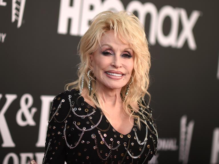 Dolly Parton kommt zur Einführungszeremonie der Rock & Roll Hall of Fame 2022 ins Microsoft Theater. Dolly Parton kommt zur Einführungszeremonie der Rock & Roll Hall of Fame 2022 ins Microsoft Theater.