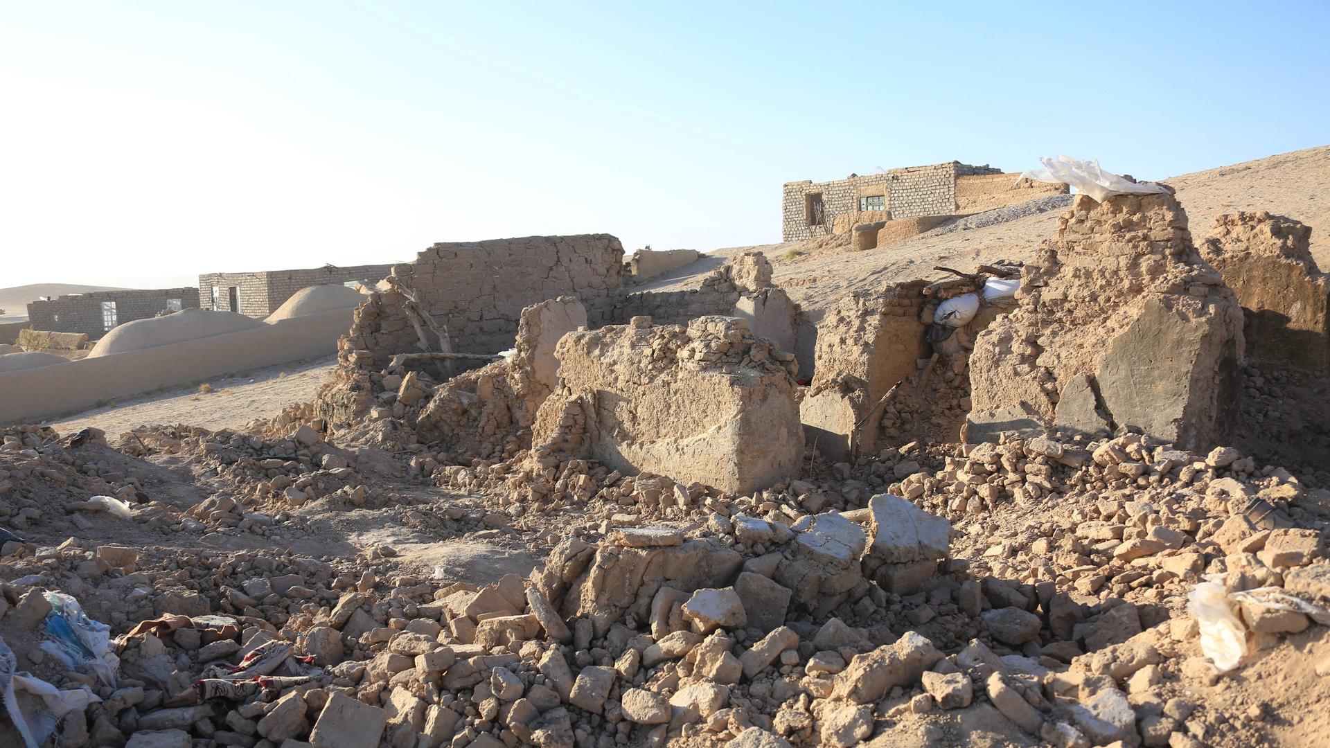 Die Ruine eines durch ein Erdbeben in Afghanistan zerstörten Hauses.