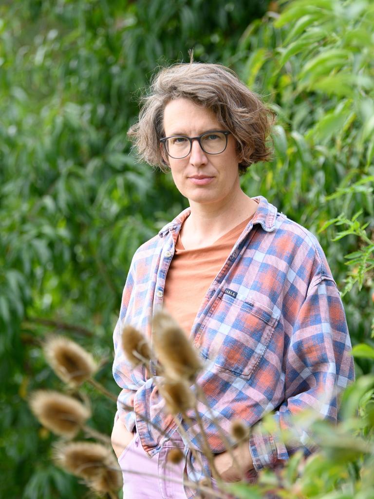 Die Autorin und Filmemacherin Lola Randl steht in ihrem Garten. 