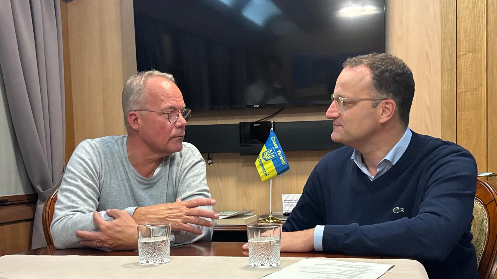 Unionsfraktionschef Jens Spahn (CDU/CSU, r) und SPD-Fraktionschef Matthias Miersch sprechen im Zug auf dem Weg in die Ukraine. Unionsfraktionschef Jens Spahn (CDU/CSU, r) und SPD-Fraktionschef Matthias Miersch sprechen im Zug auf dem Weg in die Ukraine.