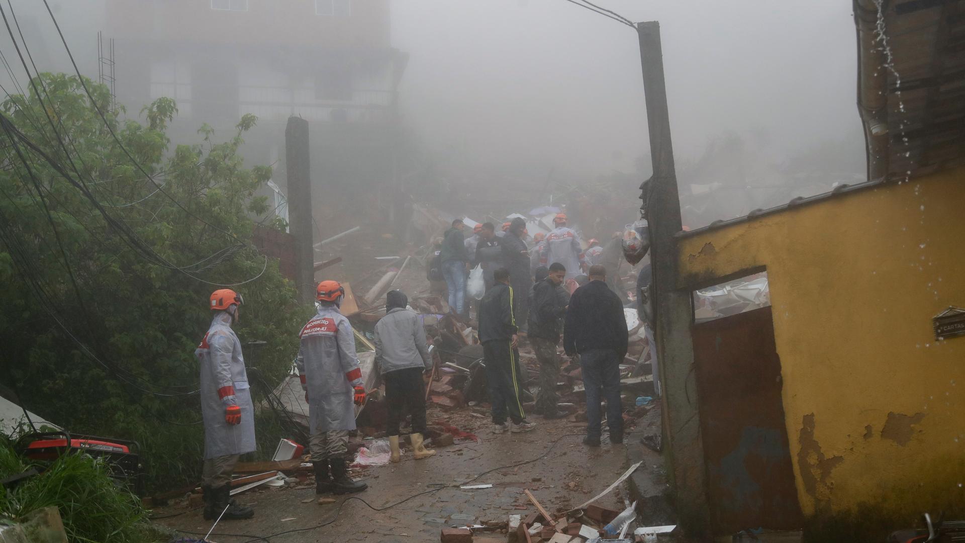 Rettungskräfte suchen in den Trümmern eines eingestürzten Hauses in der brasilianischen Stadt Petropolis nach Opfern.
