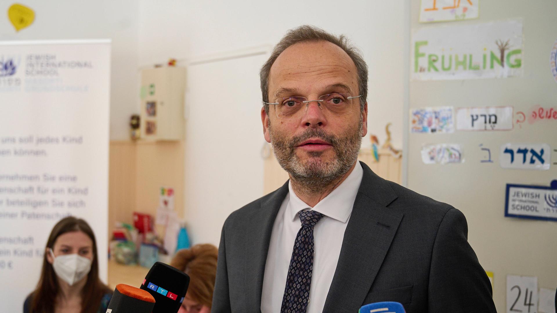 Der Antisemitismusbeauftrage der Bundesregierung, Felix Klein, besucht ukrainische Schülerinnen und Schüler der Willkommensklasse der Jewish International School - Masorti Grundschule in Berlin.