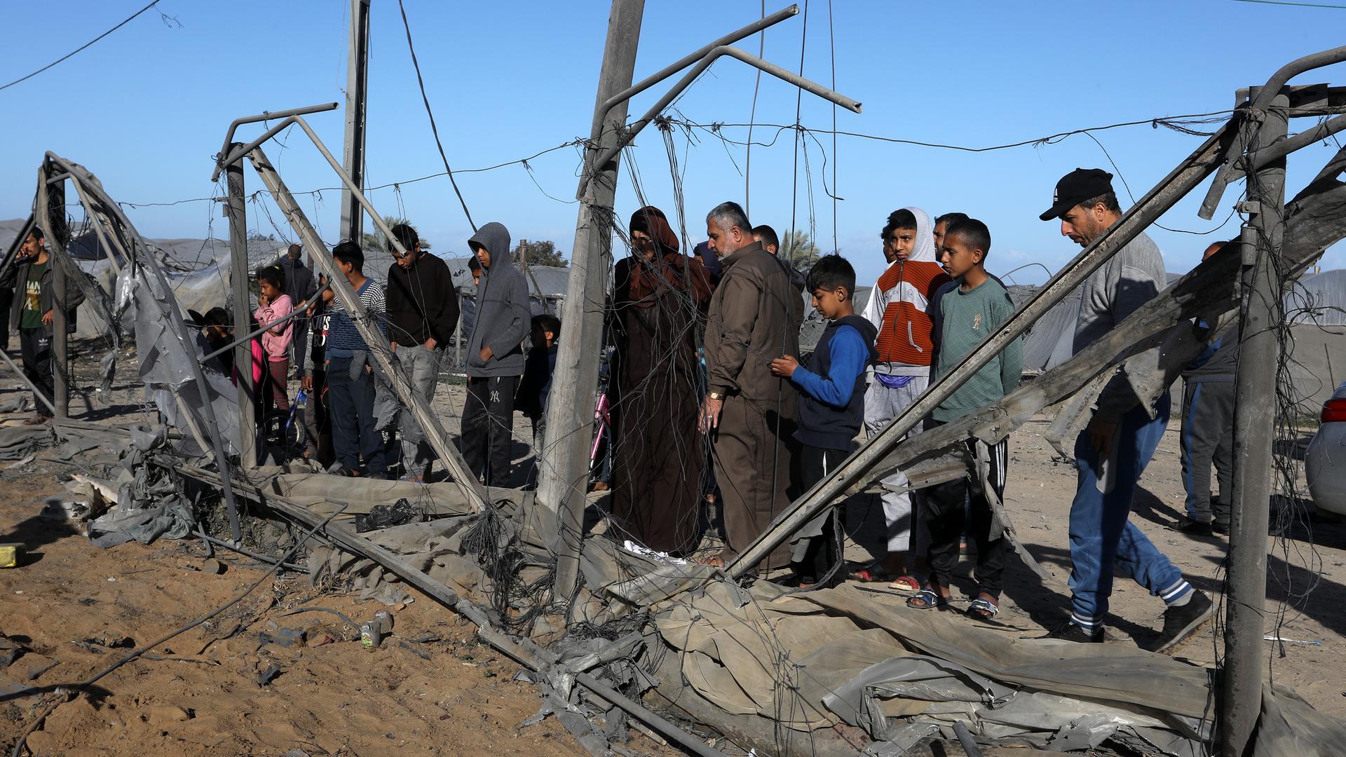 Nach einem Bombenangriff versammeln sich Passanten um die Überreste eines zerstörten Hauses in Rafah, Gaza, 14. März 2024.