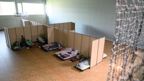 Blick in die Turnhalle eines Gymnasiums , die derzeit als Notunterkunft für geflüchtete Menschen aus der Ukraine genutzt wird.