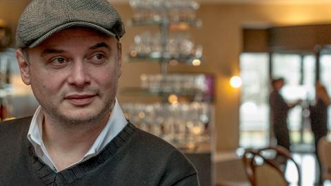 Porträt des aus Rumänien stammenden Schweizer Schriftstellers Catalin Dorian Florescu. Er trägt eine Schiebermütze und schaut schelmisch zur Seite. Porträt des aus Rumänien stammenden Schweizer Schriftstellers Catalin Dorian Florescu. Er trägt eine Schiebermütze und schaut schelmisch zur Seite.