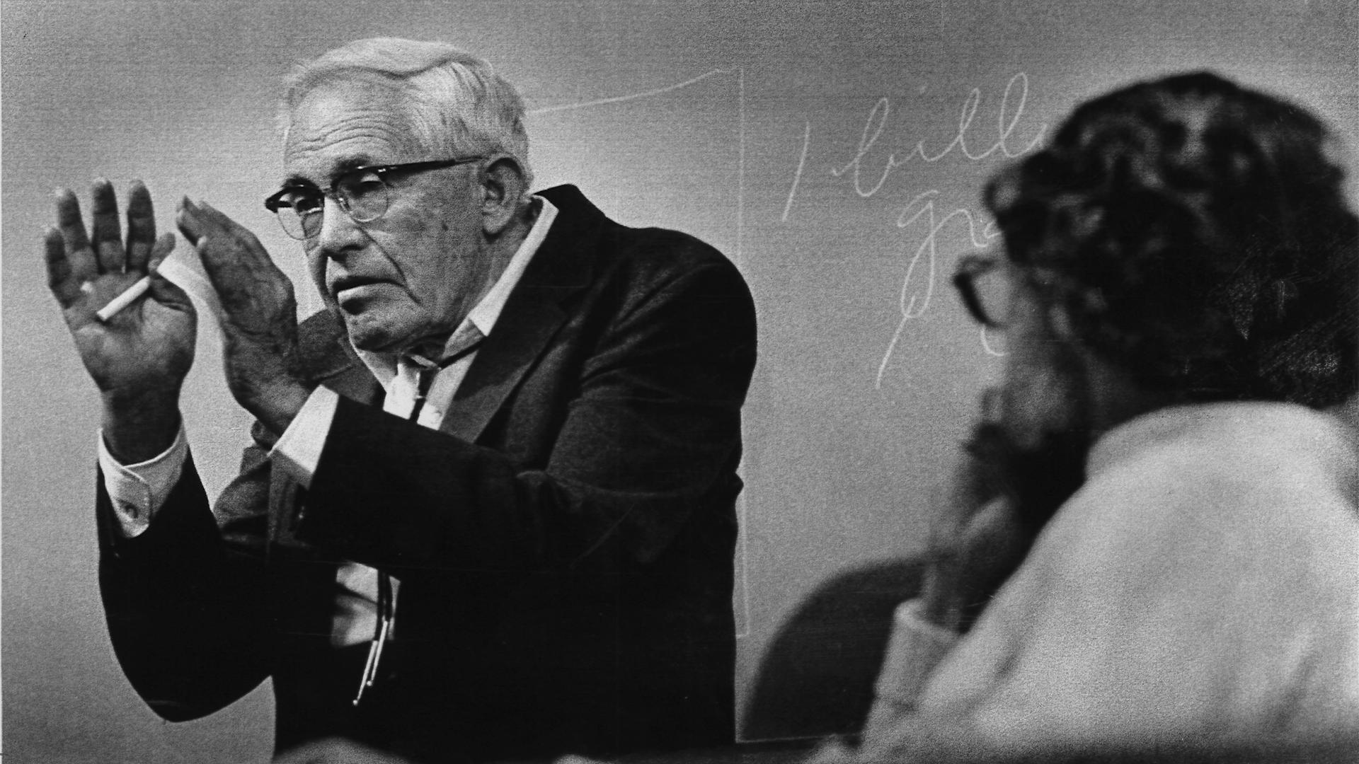Als Hobby-Astronom hatte Clyde W. Tombaugh den Planeten Pluto entdeckt. Hier spricht er 1984 - nun Professor - vor Astronomie-Studenten in New Mexiko - über die Möglichkeit von Leben auf anderen Planeten. Als Hobby-Astronom hatte Clyde W. Tombaugh den Planeten Pluto entdeckt. Hier spricht er 1984 - nun Professor - vor Astronomie-Studenten in New Mexiko - über die Möglichkeit von Leben auf anderen Planeten.