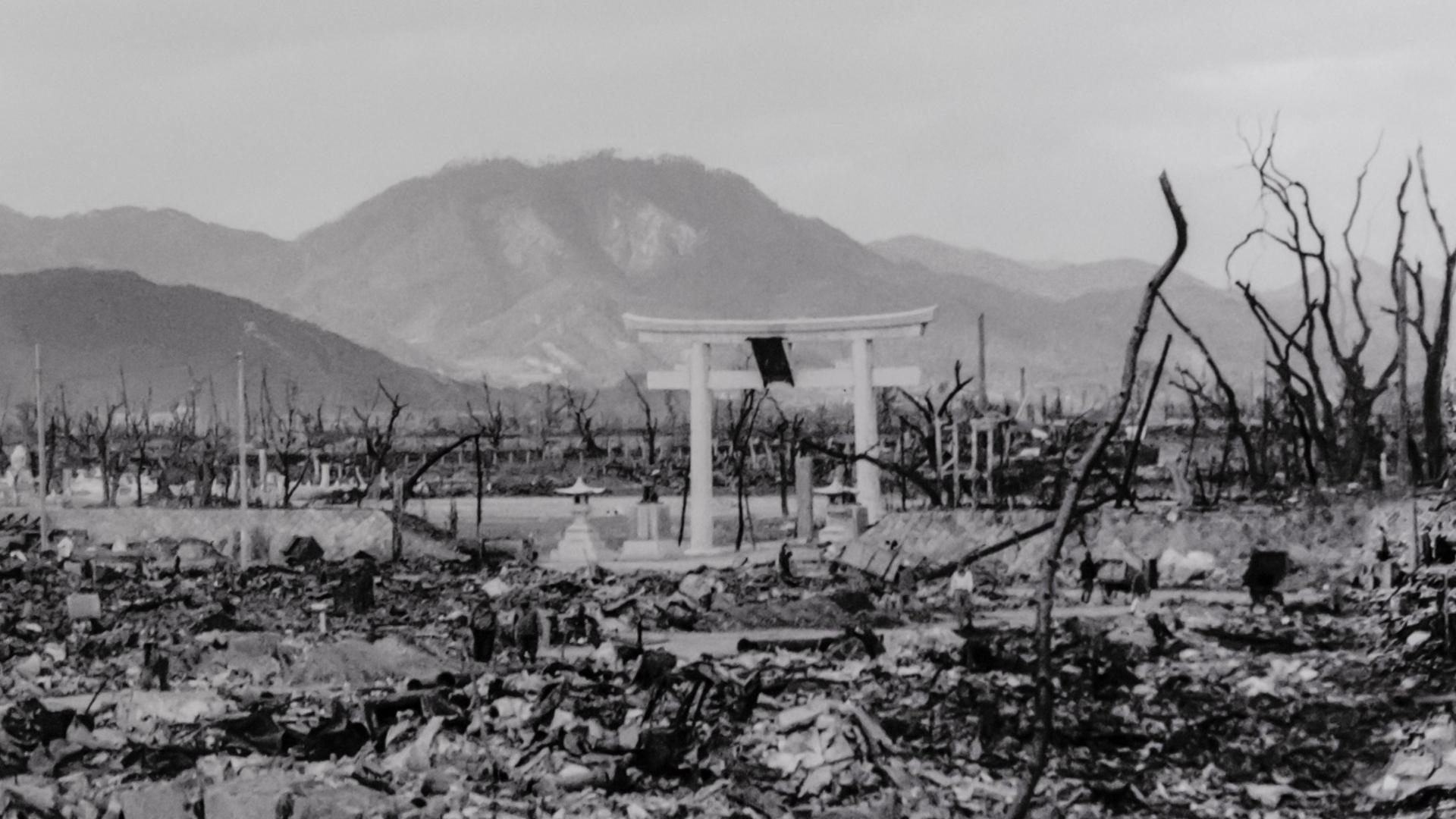 Historische schwarz-weiß Fotografie der Zerstörung nach Abwurf der Atombombe in Hiroshima