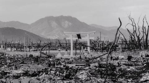Historische schwarz-weiß Fotografie der Zerstörung nach Abwurf der Atombombe in Hiroshima