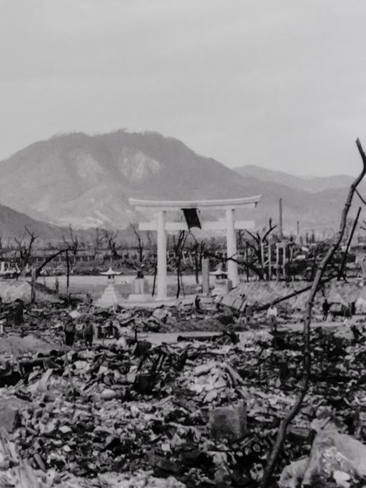 Historische schwarz-weiß Fotografie der Zerstörung nach Abwurf der Atombombe in Hiroshima