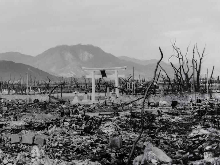 Historische schwarz-weiß Fotografie der Zerstörung nach Abwurf der Atombombe in Hiroshima