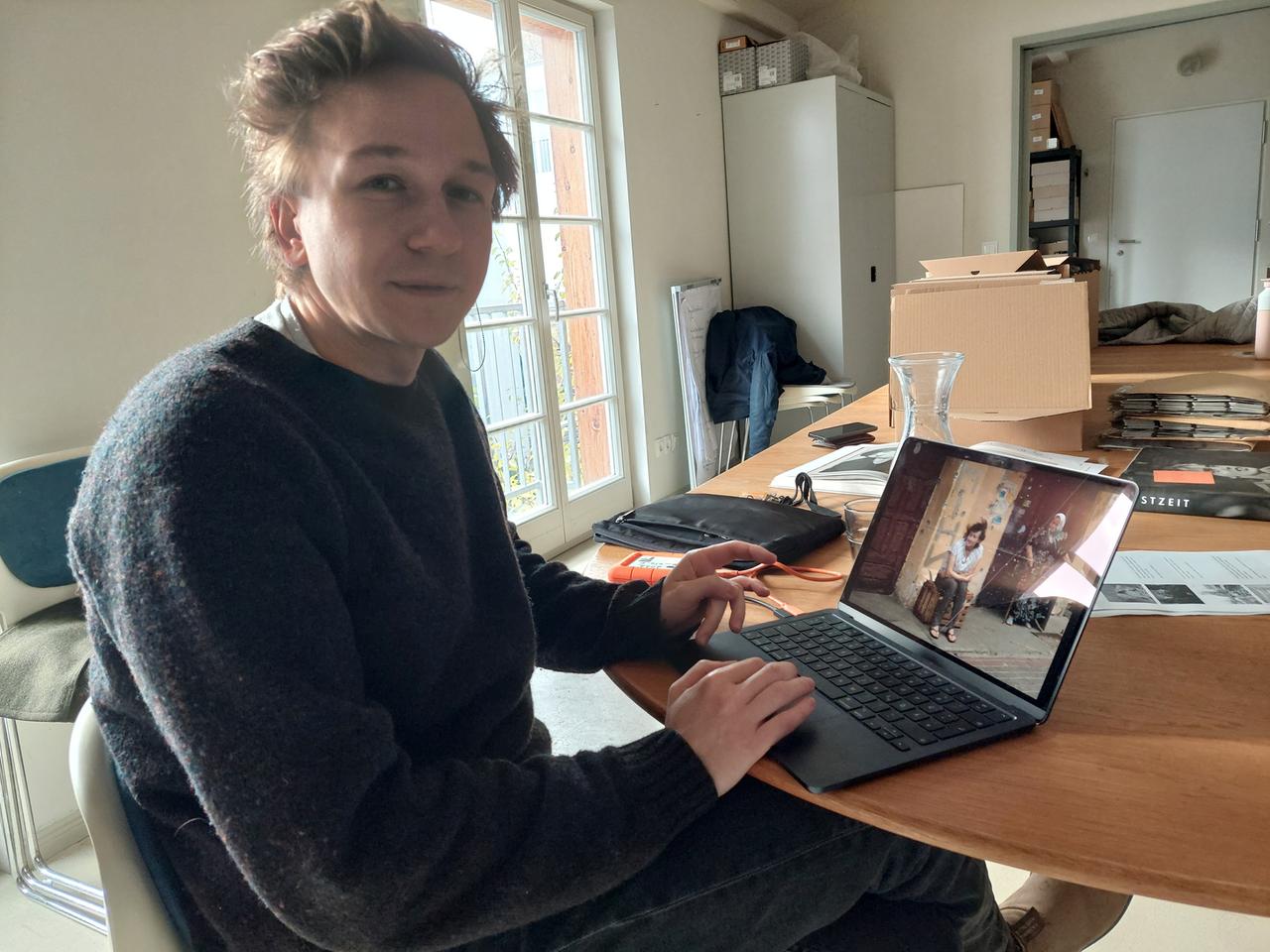 Emile Ducke zeigt ein Foto aus Irpin auf seinem PC.