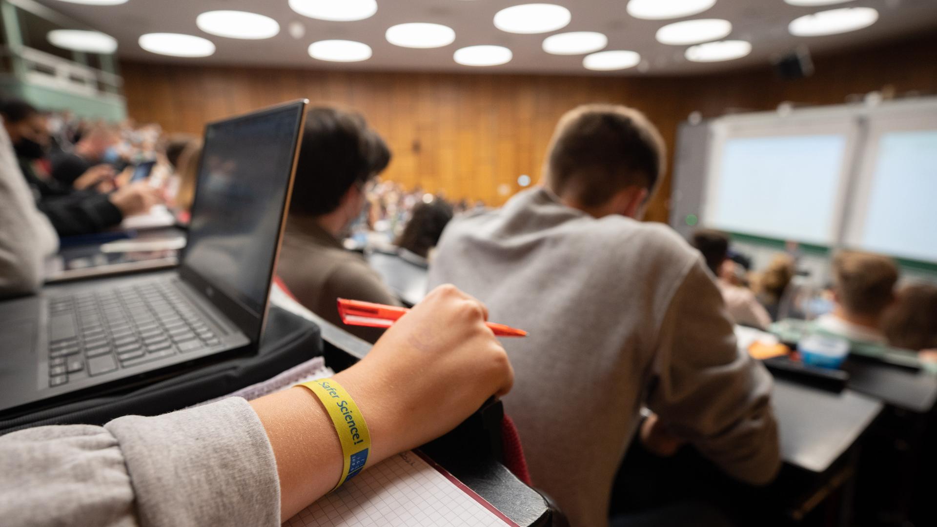 Studierende zum Semesterbeginn an der Uni Hannover.