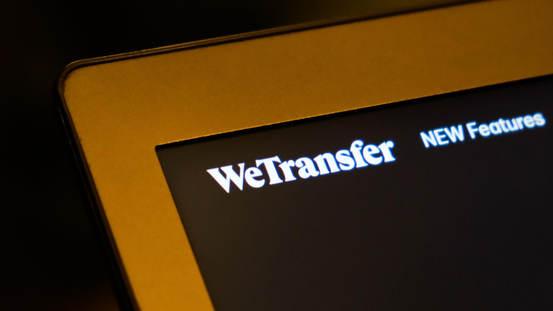 Nahaufnahme der rechten oberen Ecke des Bildschirms mit gelbem Rand. Der "We Transfer"-Schriftzug ist weiß. 