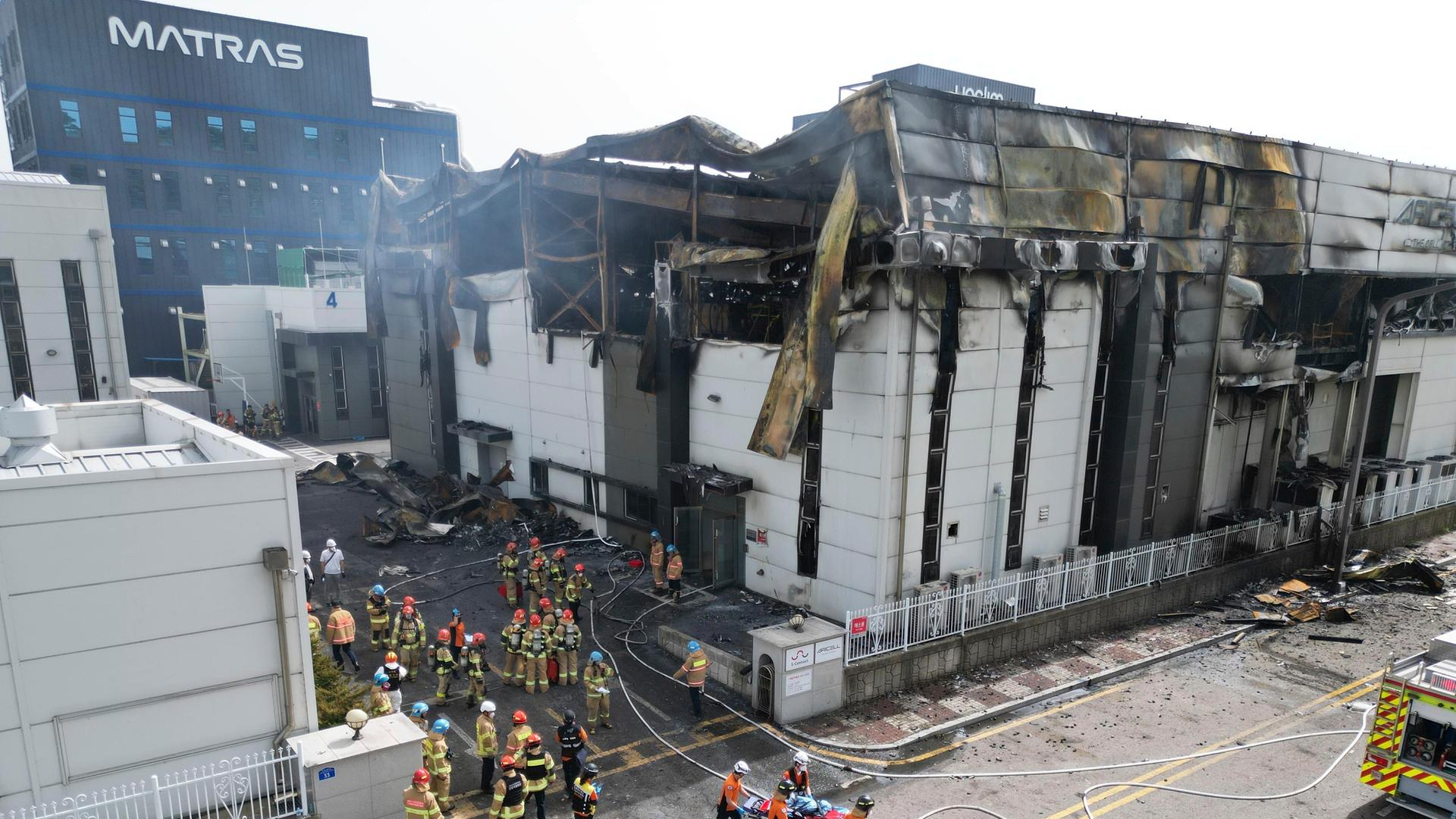 Feuerwehrleute löschen einen Brand in einer Batteriefabrik in Hwaseong.