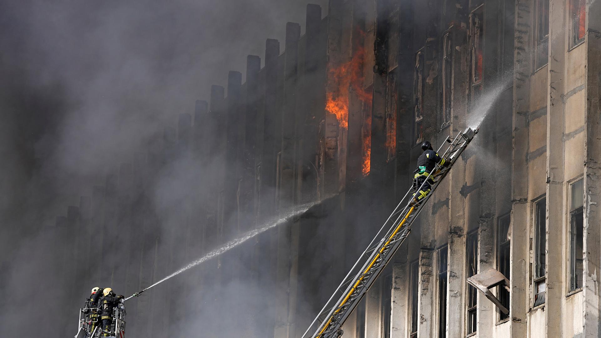 Charkiw: Feuerwehrleute bekämpfen einen Brand an einem Gebäude nach einem russischen Angriff.