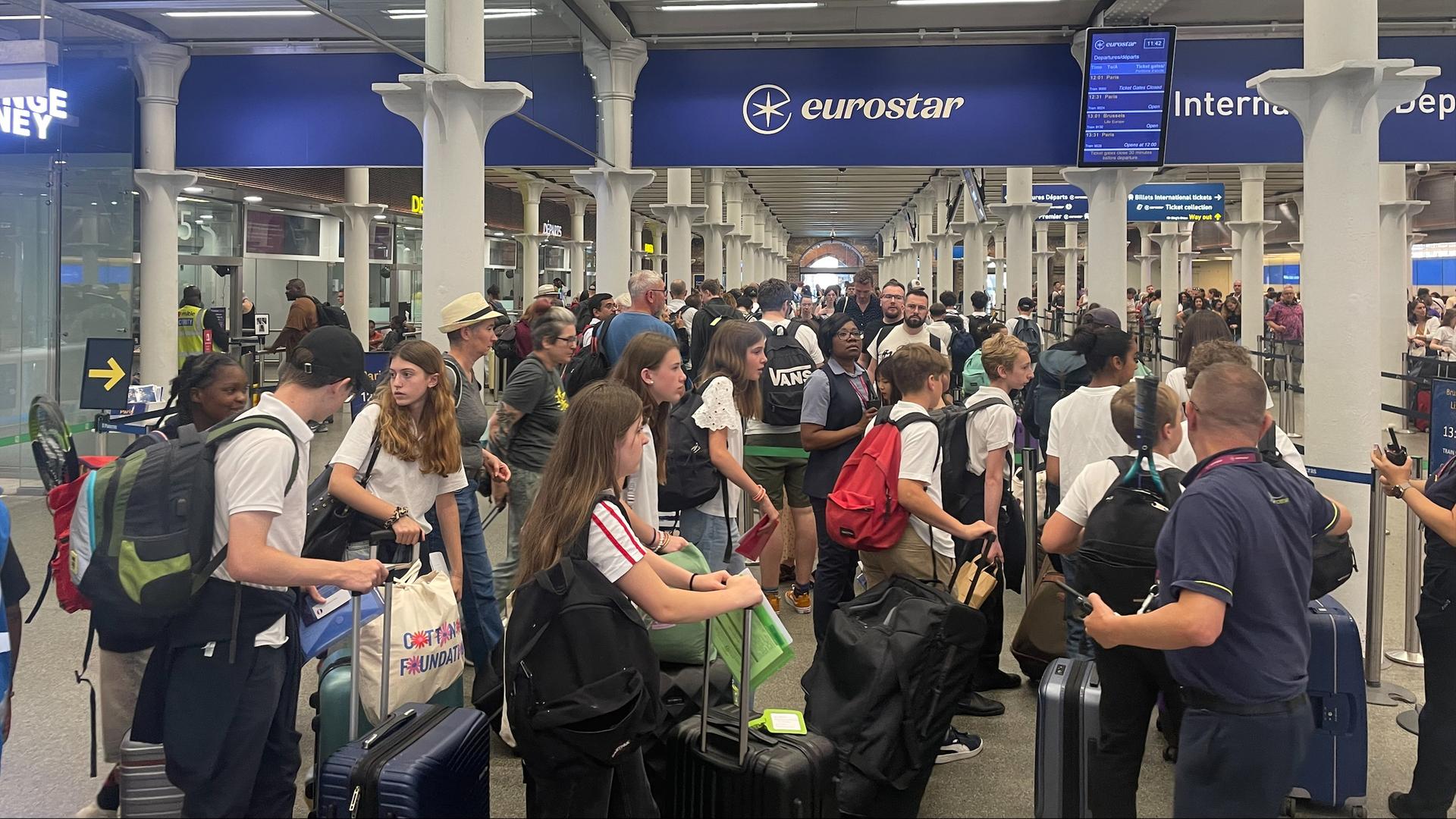 Fahrgäste am Bahnhof St. Pancras International in London, wo Eurostar-Züge nach zwei tödlichen Unfällen am Gleis und einem Kabeldiebstahl mit erheblichen Verspätungen und Zugausfällen zu kämpfen haben. Fahrgäste am Bahnhof St. Pancras International in London, wo Eurostar-Züge nach zwei tödlichen Unfällen am Gleis und einem Kabeldiebstahl mit erheblichen Verspätungen und Zugausfällen zu kämpfen haben.