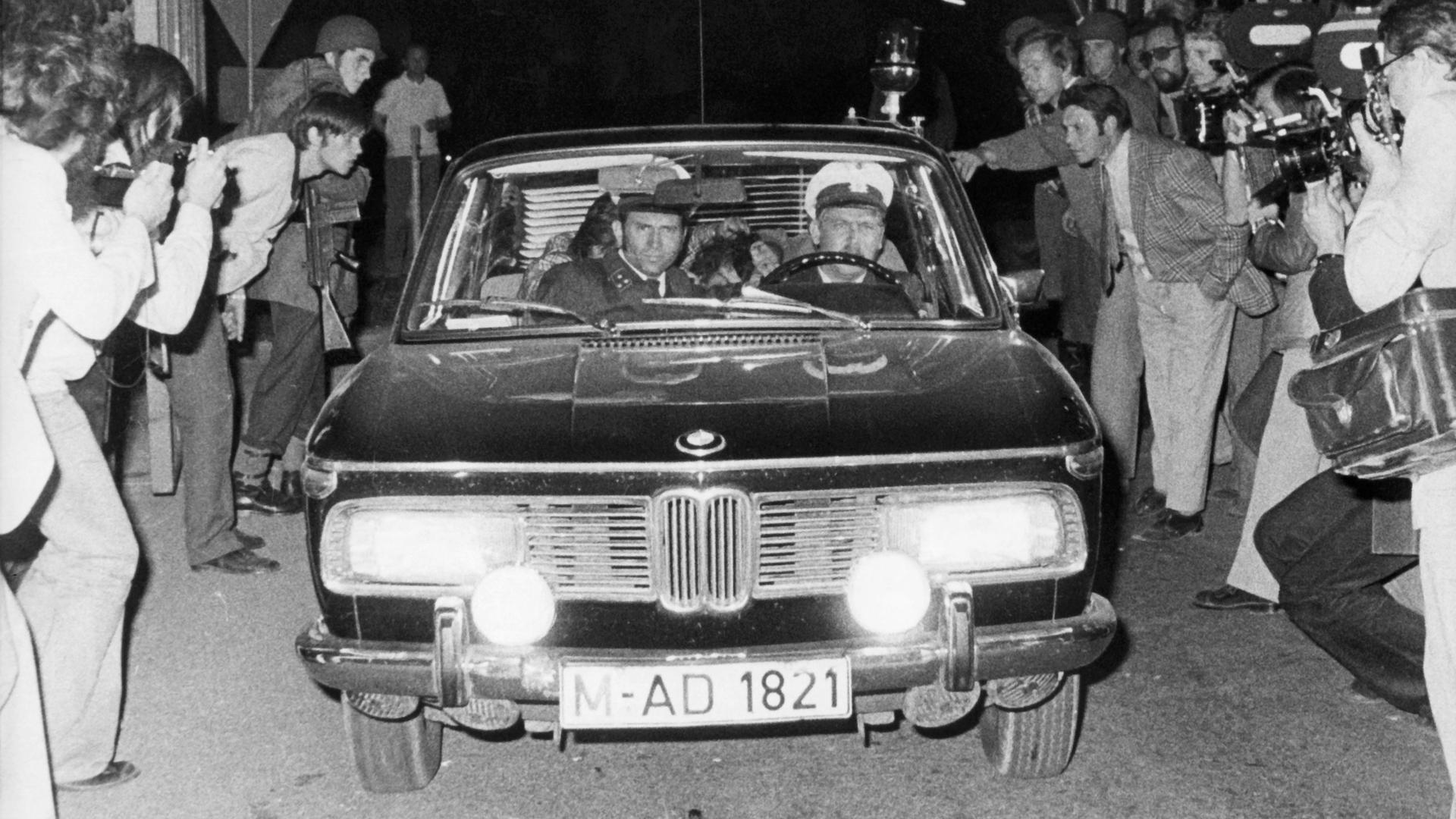 In der Nacht zum 06.09.1972 passierte ein Polizeiauto mit einem verhafteten Araber in Fürstenfeldbruck eine Fotografenschar. 