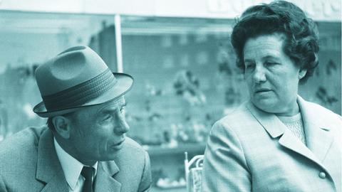 Zu sehen: Ein älteres Ehepaar (Josef und Frieda) aus den 1970er Jahren.