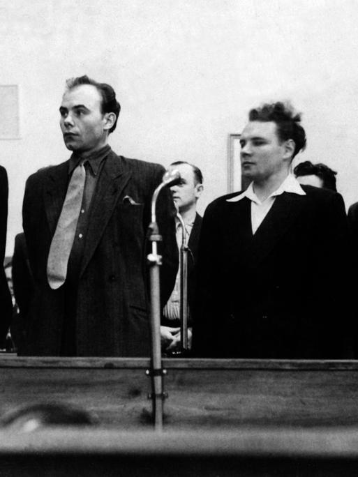 Am 23.03.1950 beginnt in Ostberlin der Prozess gegen die Gladow-Bande. Das Bild zeigt (l-r) die Angeklagten Dietrich Bohla, Kurt Gaebler, Werner Gladow, Wellnitz und Papke.