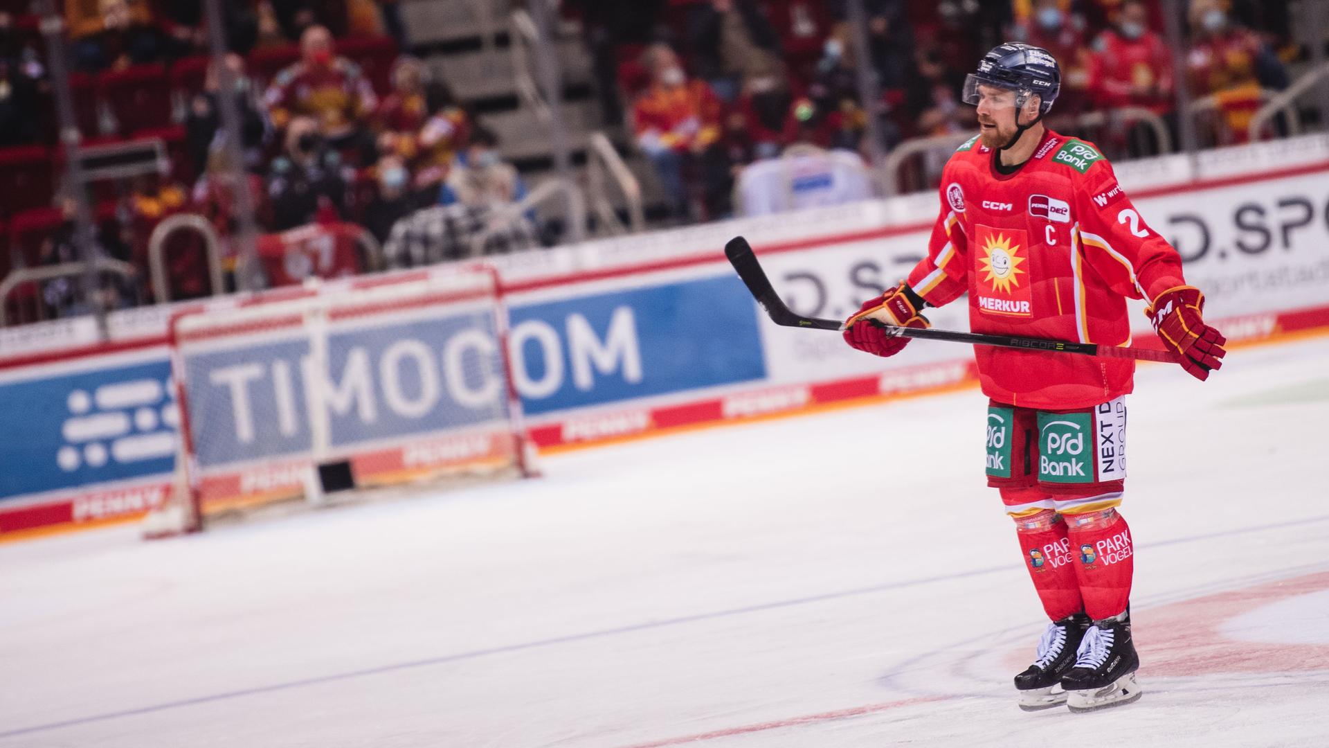 Das Foto zeigt den Eishockey-Profi Alexander Barta. Er trägt rote Sportkleidung Das Foto zeigt den Eishockey-Profi Alexander Barta. Er trägt rote Sportkleidung