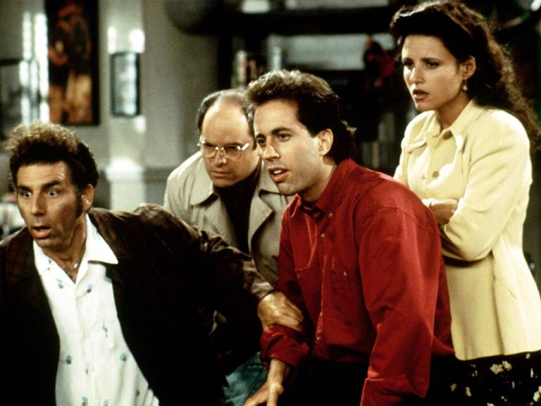Im Still aus "Seinfeld" starren die Protagonisten der Sitcom erstaunt auf einen Bildschirm.