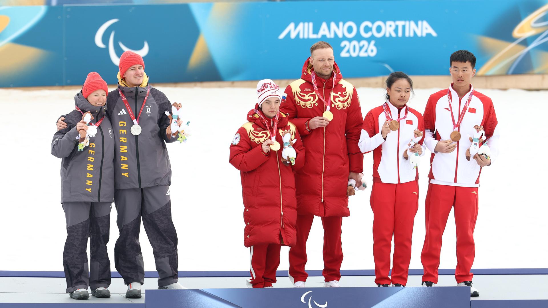 (L-R) Linn KAZMAIER mit Guide Florian BAUMANN, Gold-Gewinnerin Anastasiia BAGIIAN mit Sergei SINIAKIN aus Russland und Bronze-Gewinnerin CONG Jihong mit LIU Jiaxuan aus China. 