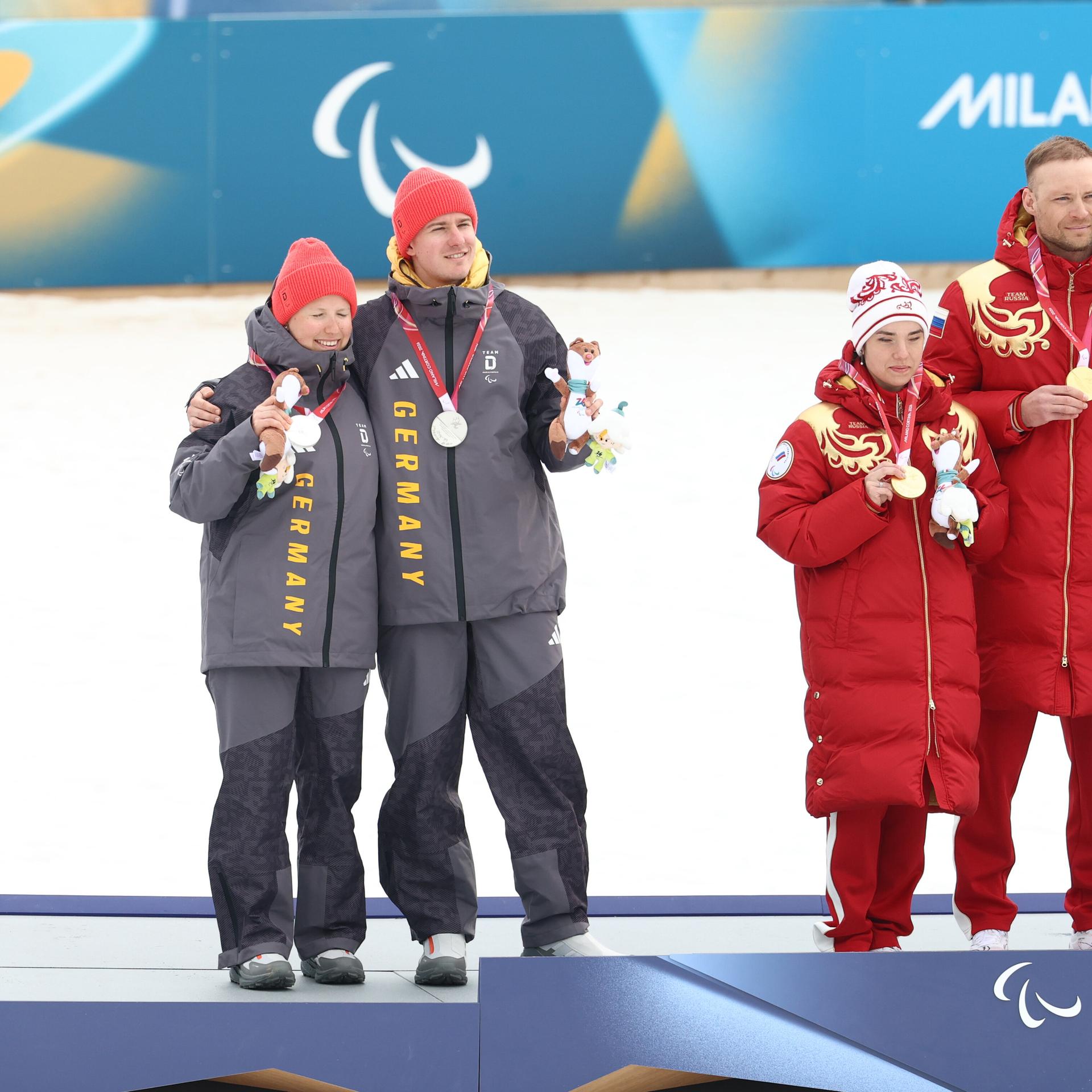 (L-R) Linn KAZMAIER mit Guide Florian BAUMANN, Gold-Gewinnerin Anastasiia BAGIIAN mit Sergei SINIAKIN aus Russland und Bronze-Gewinnerin CONG Jihong mit LIU Jiaxuan aus China. 