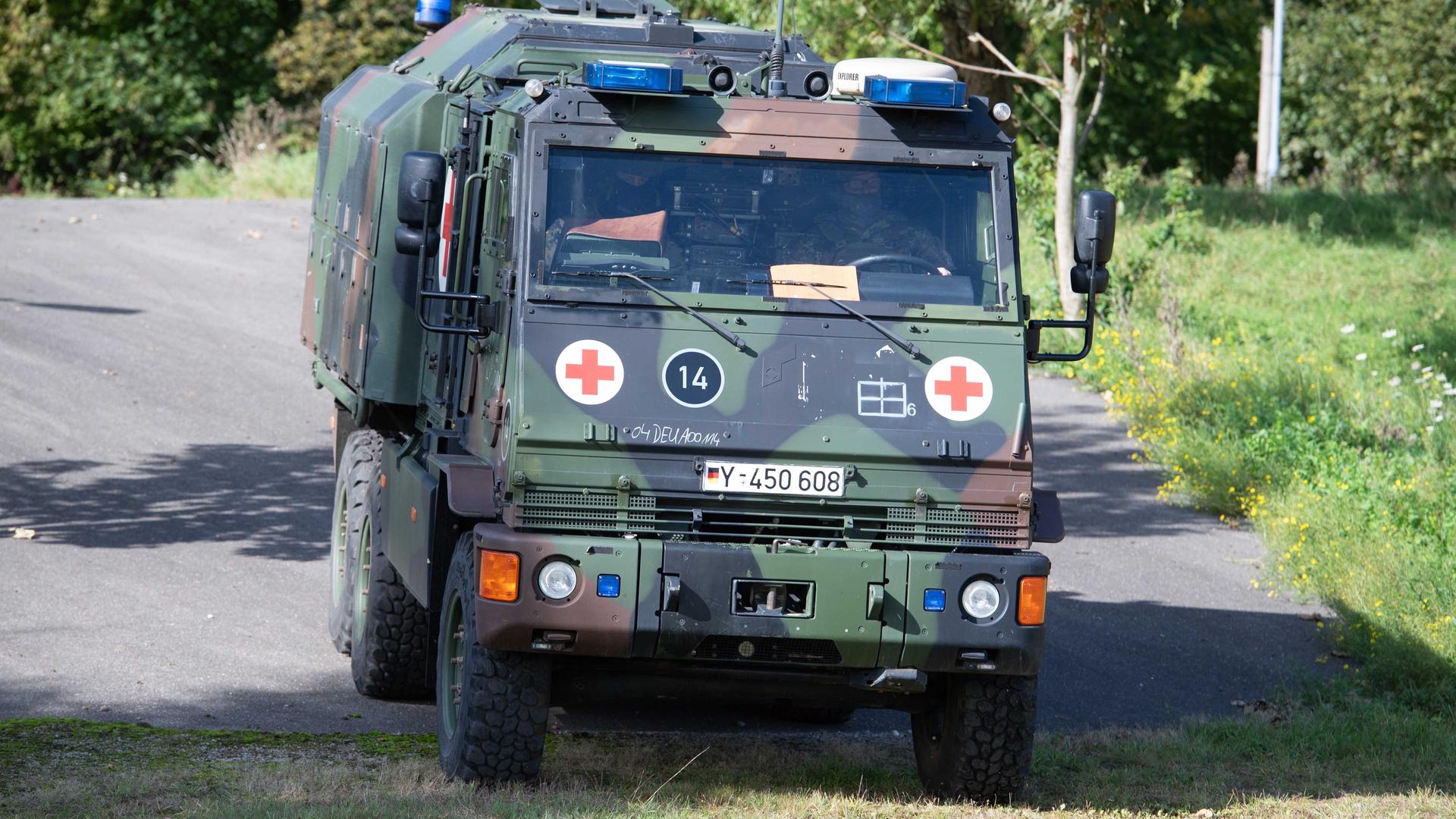 Ein Sanitätsfahrzeug YAK der Bundeswehr bei einer Katastrophenschutzübung.