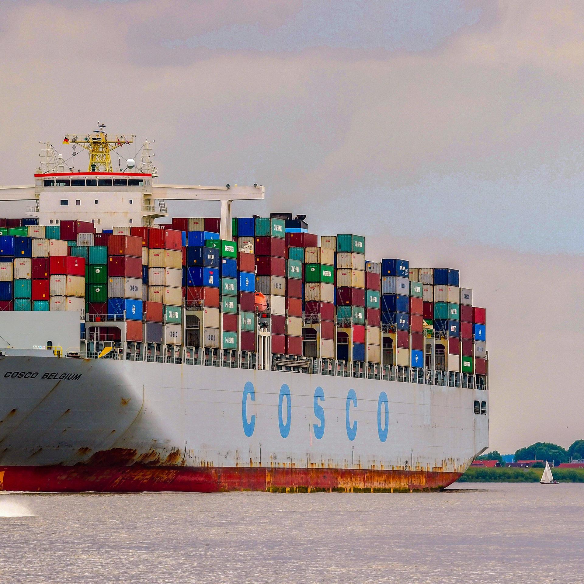 Ein Containerschiff des chinesischen Staatskonzerns Cosco fährt mit voller Ladung elbaufwärts in den Containerhafen in Hamburg