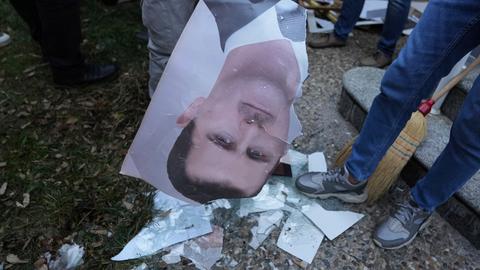 Ein Mann zerreißt ein Foto des syrischen Präsidenten Bashar Assad vor der syrischen Botschaft in Belgrad