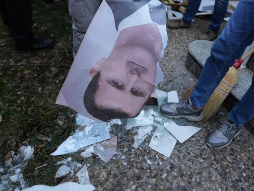 Ein Mann zerreißt ein Foto des syrischen Präsidenten Bashar Assad vor der syrischen Botschaft in Belgrad