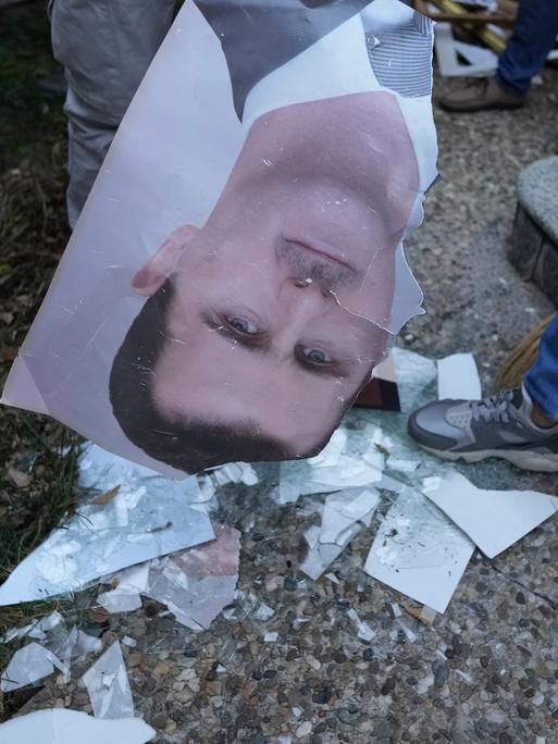 Ein Mann zerreißt ein Foto des syrischen Präsidenten Bashar Assad vor der syrischen Botschaft in Belgrad