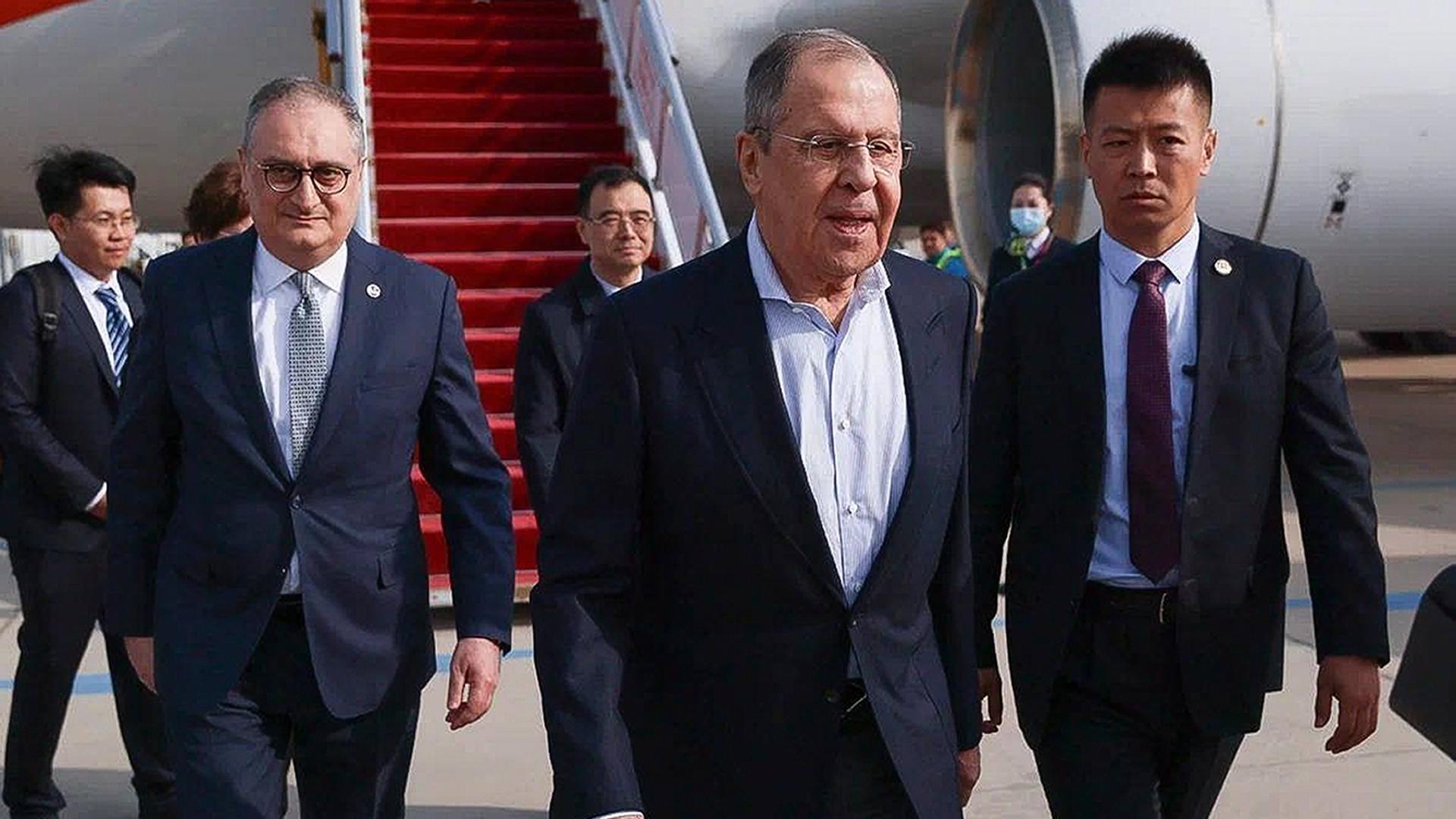 Peking: Auf diesem vom Pressedienst des russischen Außenministeriums veröffentlichten Foto verlässt der russische Außenminister Sergej Lawrow (M) das Flugzeug nach seiner Ankunft in Peking.