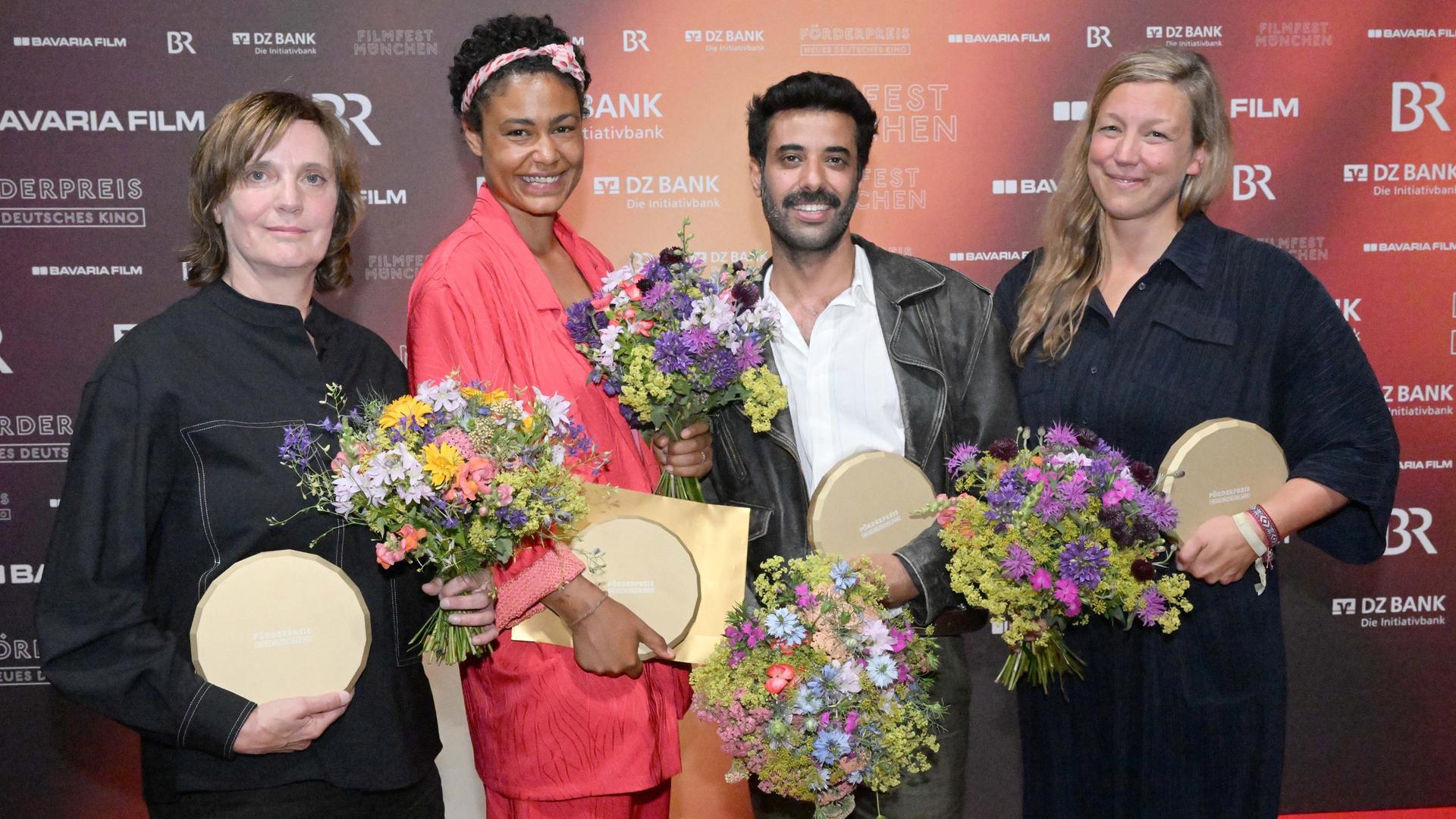 Die Gewinner der Förderpreise Neues Deutsches Kino stehen nebeneinander, Sylvie Michel (l-r), Regisseurin, Merle Grimme, Autorin, Dor Aloni, Schauspieler und die Produzentin Uschi Feldges, beim Förderpreis Neues Deutsches Kino in der Hochschule für Film und Fernsehen auf dem Roten Teppich. Die Gewinner der Förderpreise Neues Deutsches Kino stehen nebeneinander, Sylvie Michel (l-r), Regisseurin, Merle Grimme, Autorin, Dor Aloni, Schauspieler und die Produzentin Uschi Feldges, beim Förderpreis Neues Deutsches Kino in der Hochschule für Film und Fernsehen auf dem Roten Teppich.